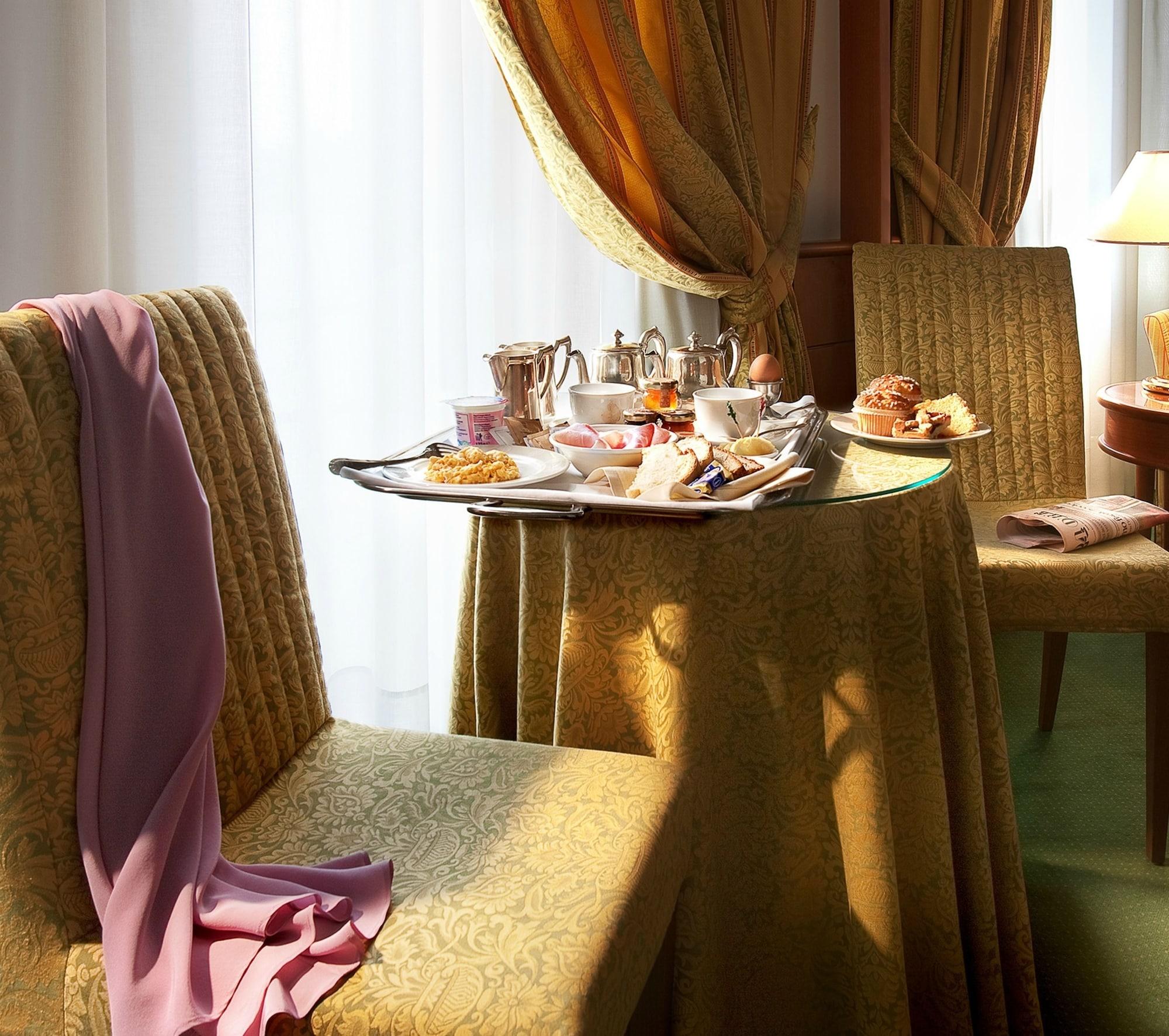 Hotel Cavour Милан Экстерьер фото