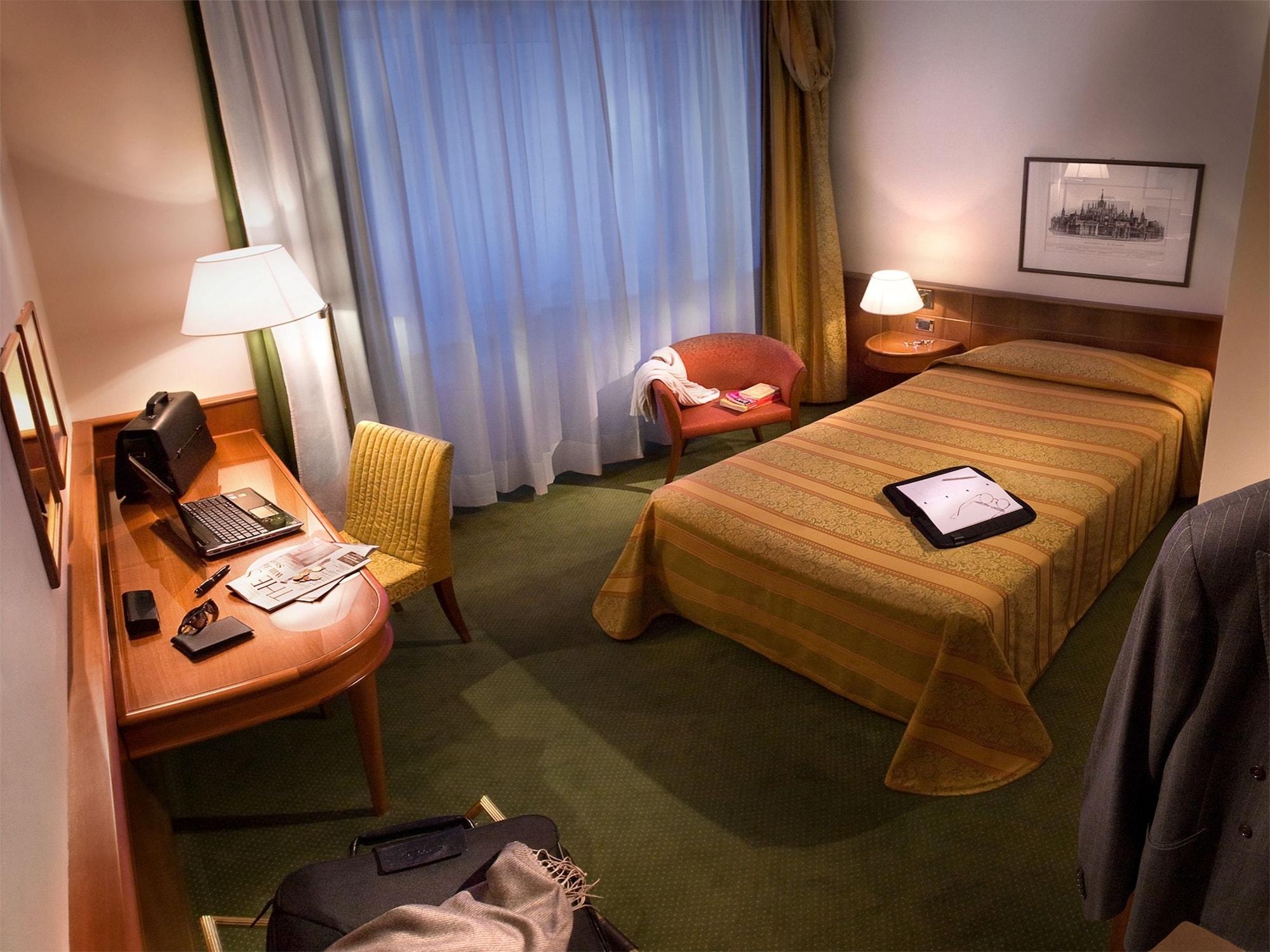 Hotel Cavour Милан Экстерьер фото