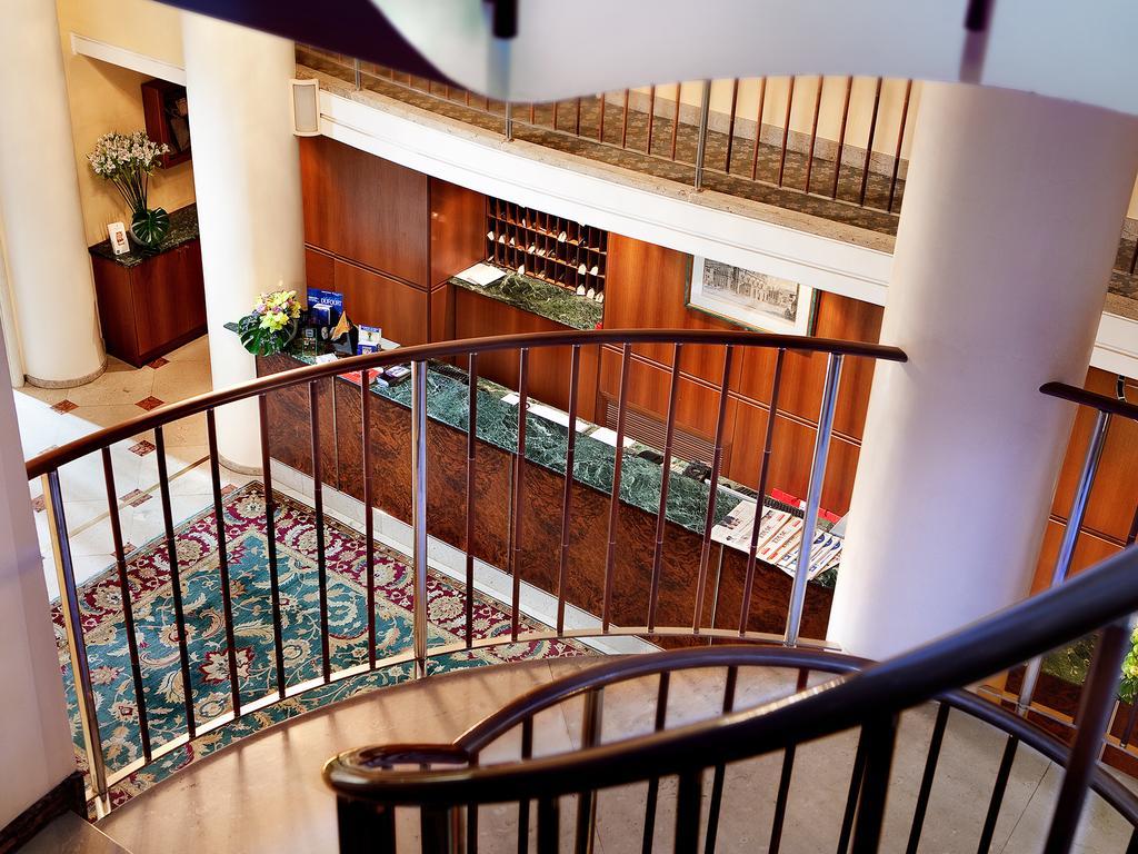 Hotel Cavour Милан Экстерьер фото